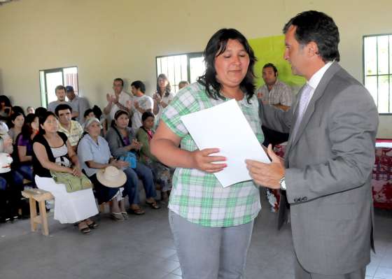  El Gobierno entregó escrituras a vecinos de Santa Rita Sur, Juan Calchaquí y San Benito