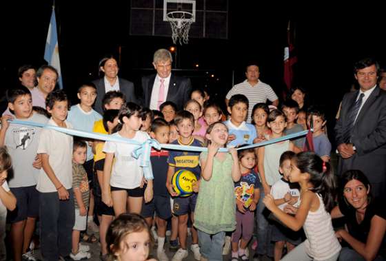 El Gobierno inauguró un playón deportivo en barrio Los Profesionales