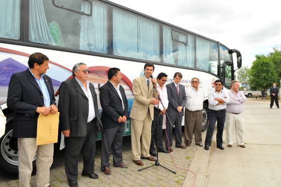 El Gobierno entregó a Tolar Grande un colectivo para el transporte de pasajeros