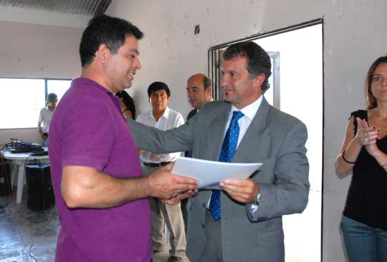 El Gobierno entregó 90 escrituras a vecinos de barrio Democracia  