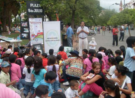 Más de 200 chicos participaron de la Expo Vincularte en la plaza 9 de Julio