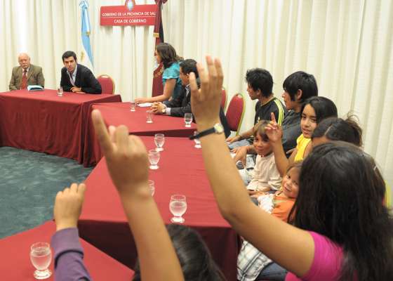 El Gobernador ratificó a la comunidad educativa de El Destierro que la escuela no cerrará 
