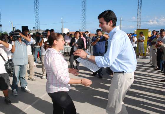 El Gobernador entregó 24 escrituras a vecinos de Rosario de Lerma