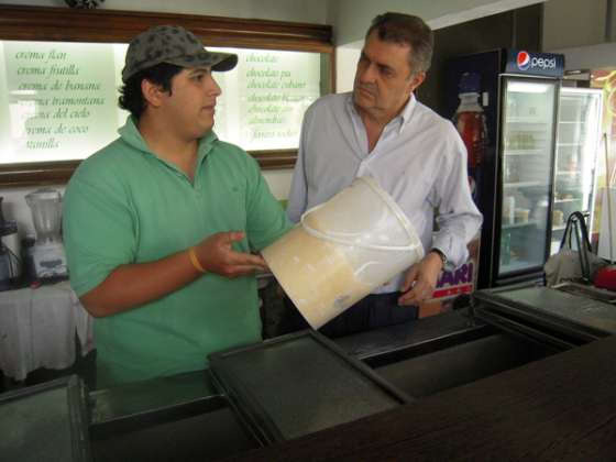 Loutaif recorrió los comercios oranenses afectados por el corte de energía eléctrica 