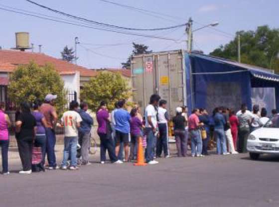 El programa Pescado para todos continúa en barrios capitalinos