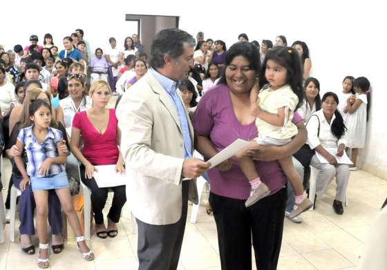 Más familias de barrio Solidaridad tienen la escritura de su terreno