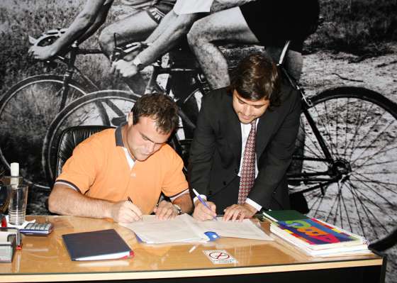 Firma de convenio para congelar precios de rodados