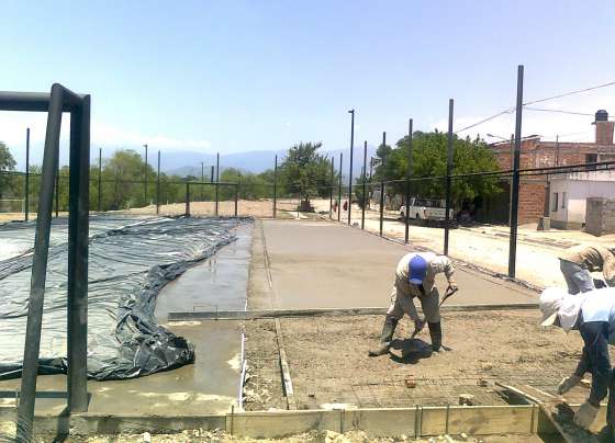 Avanza la construcción de playones deportivos en la zona sudeste de la ciudad 