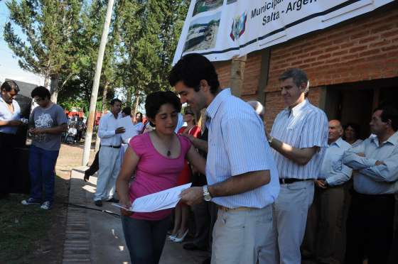 En El Tala, el gobernador Urtubey entregó viviendas, soluciones habitacionales y escrituras