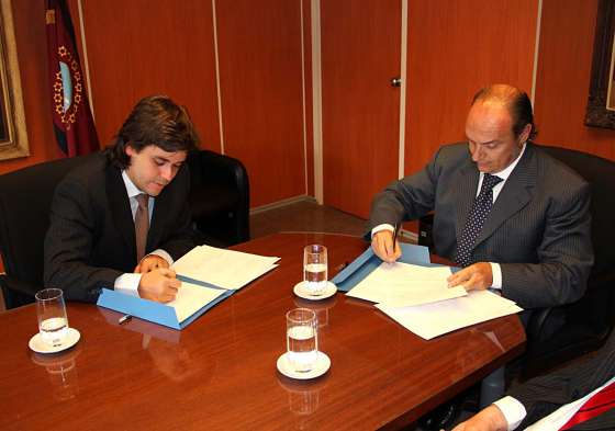 Firma de convenio en defensa de los consumidores