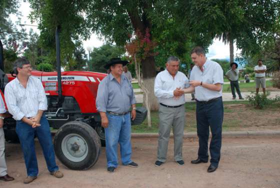 El ministro Loutaif entregó un tractor a productores tabacaleros del Valle de Lerma
