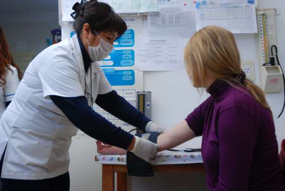 Atención con guardias de emergencia  en los servicios de salud pública