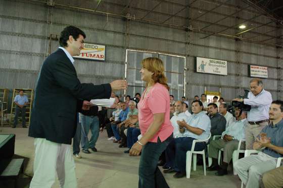 El Gobernador entregó escrituras a familias de General Mosconi