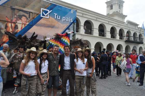 Trailer de promoción turística en la plaza 9 de Julio