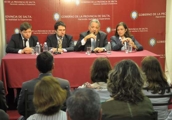 Apoyo económico para grupos asociativos Apícola Salta y Diseñadores de Salta