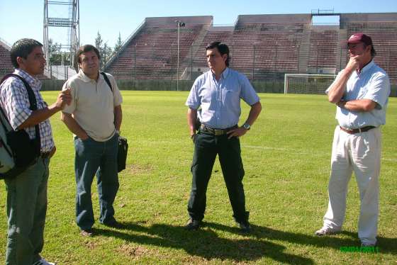 Supervisaron el campo de juego del estadio Martearena