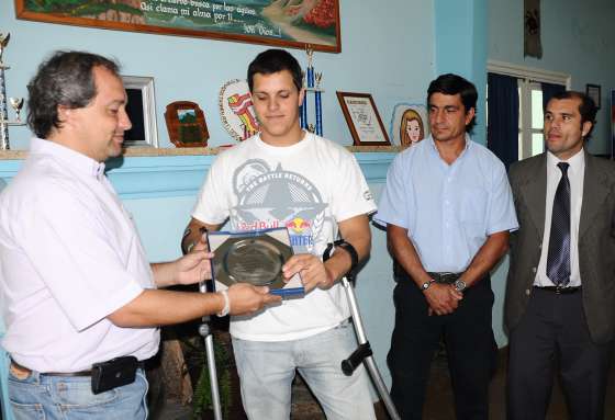 Reconocimiento a Lucas Moreno por su participación en el Dakar