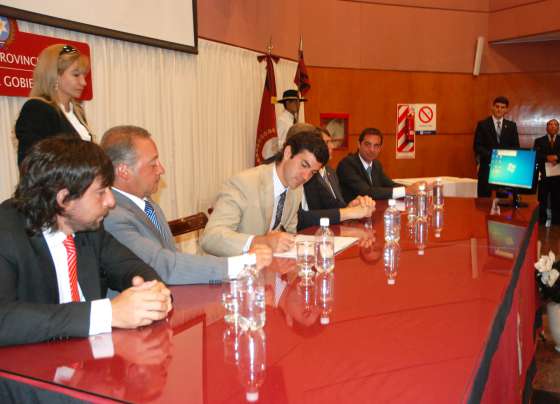 Gobierno y gremios ratificaron en un acta el pago de una ayuda extraordinaria para los empleados estatales