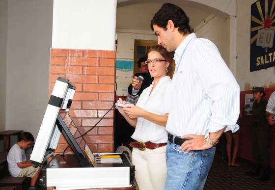 En la escuela Urquiza, el gobernador Urtubey probó el sistema electrónico