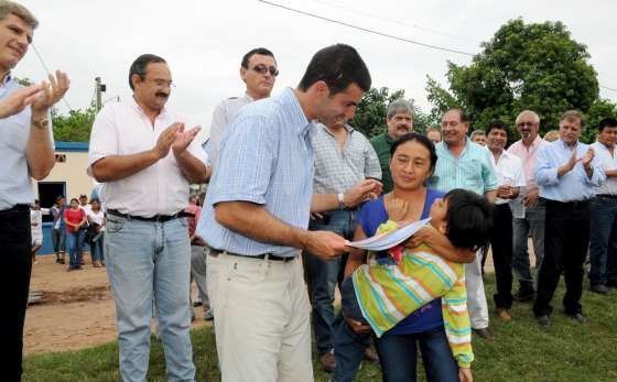 El Gobernador entregó 20 viviendas a comunidades aborígenes en Tartagal