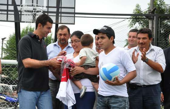 En barrio San Francisco el Gobernador Urtubey inauguró un playón deportivo y entregó indumentaria