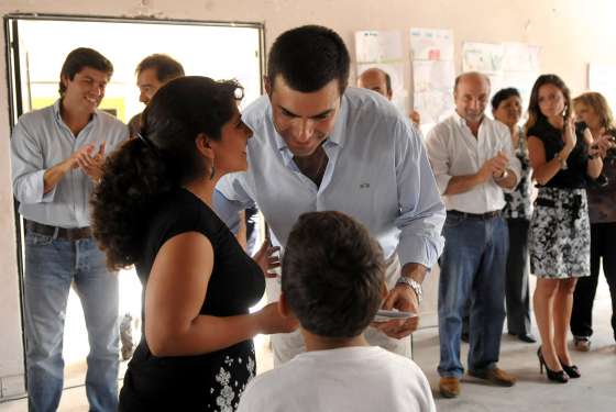 El Gobernador entregó 90 escrituras a vecinos de Bº Fraternidad