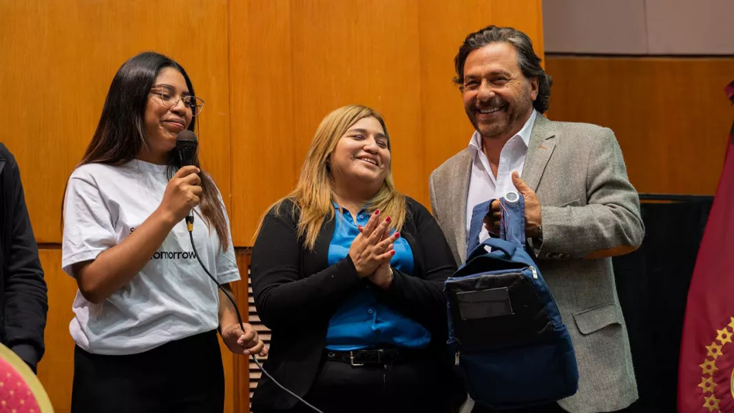 El Gobernador encabezó el inicio de “Solve for Tomorrow” de Samsung en Salta.