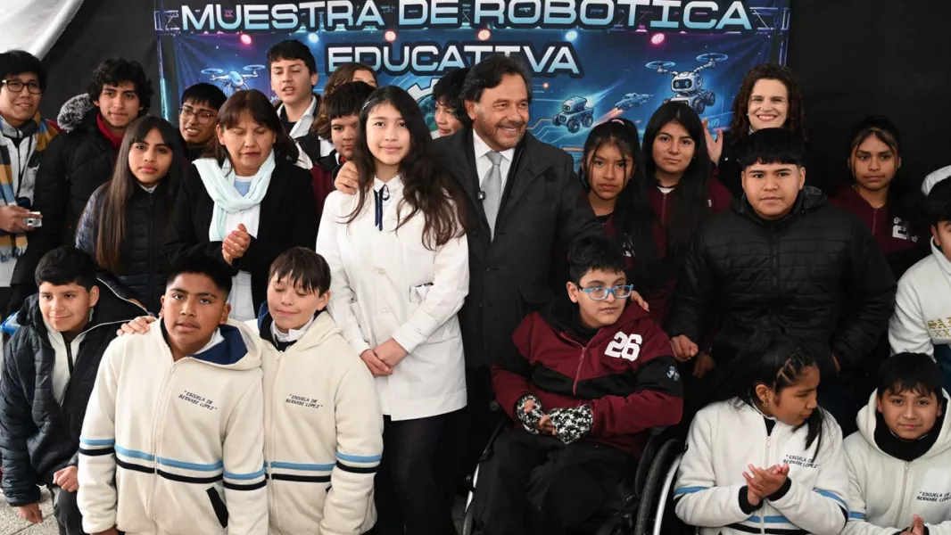Sáenz acompañó a más de 300 alumnos primarios de La Caldera y Vaqueros en la Muestra de Robótica.