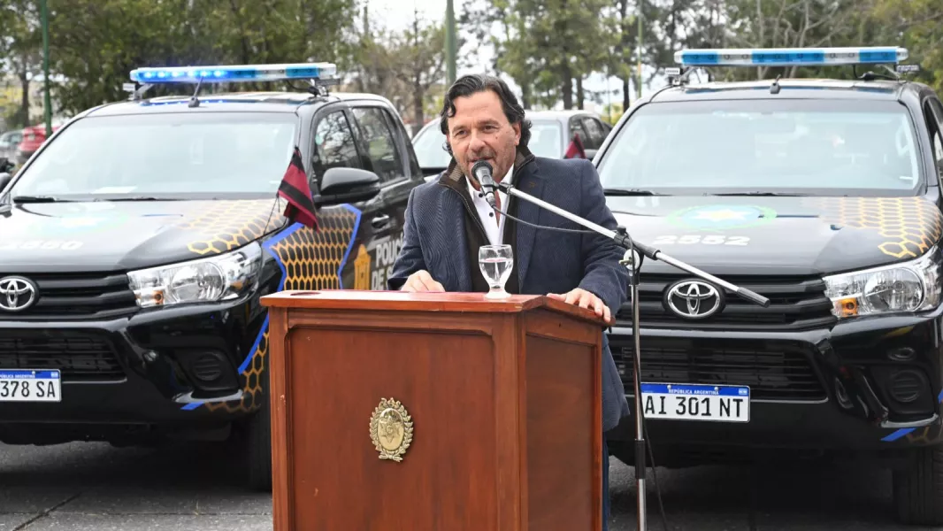 Sáenz entregó 10 nuevos móviles policiales y ya renovó el 60% del parque automotor de la Fuerza.
