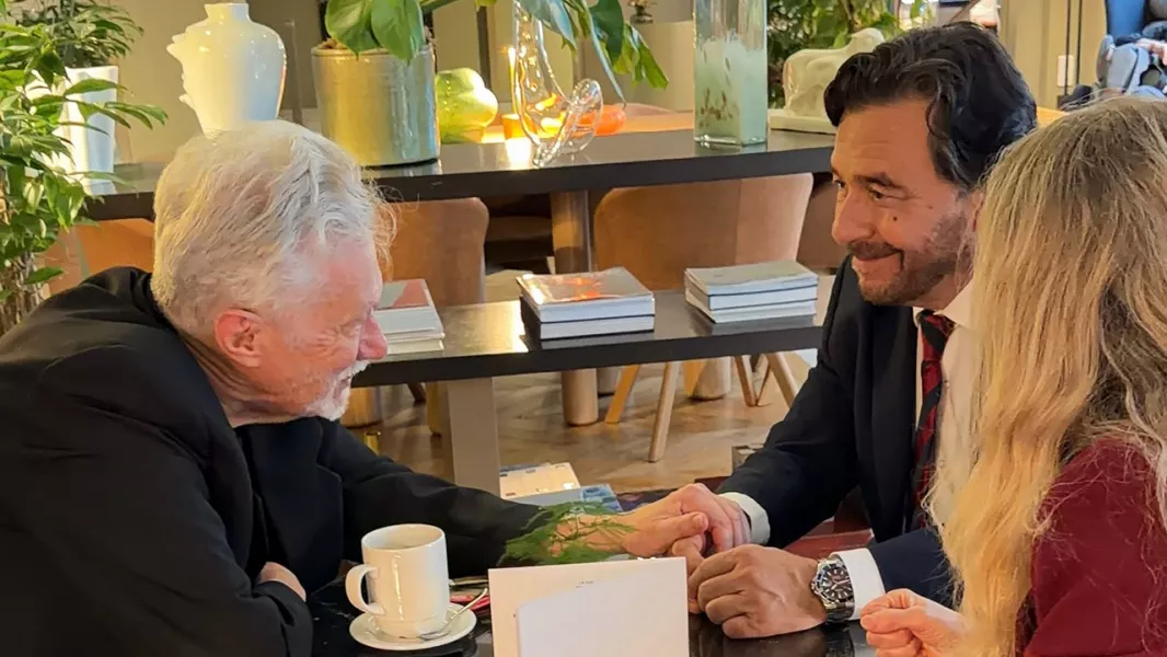 110368-saenz-ratifico-en-paris-el-compromiso-con-la-busqueda-de-la-verdad-por-el-crimen-de-las-turis