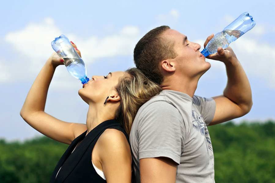 Noticia: Beber agua en cantidad suficiente es tan importante como  alimentarse