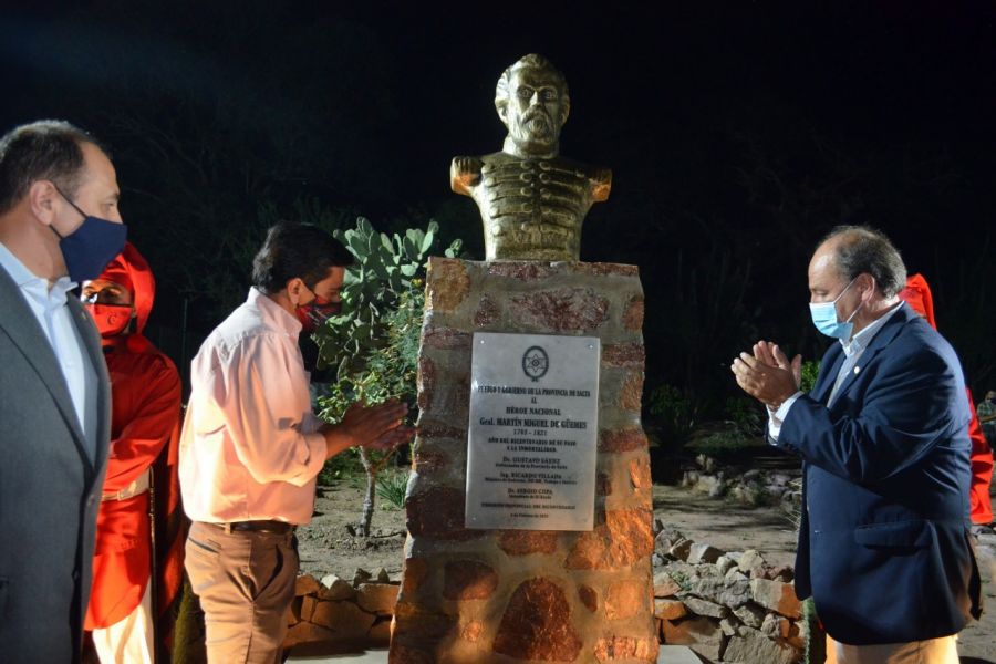 Con esta iniciativa y previo al natalicio del héroe  gaucho nacional, comenzaron los actos de homenaje por el bicentenario de su muerte. La estatua fue donada por la Comisión del Bicentenario.