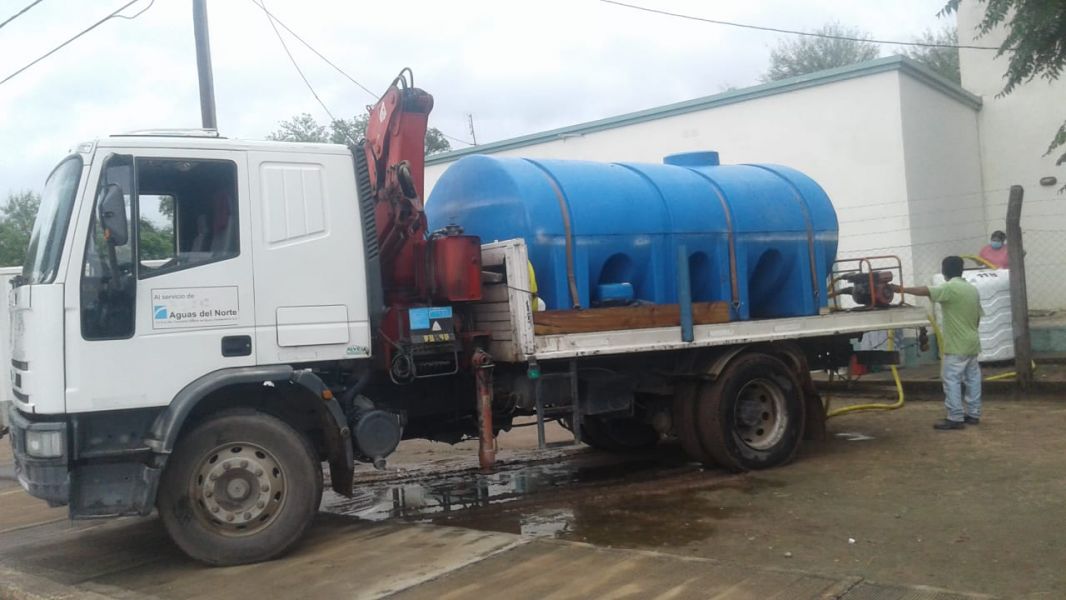 Noticia: Aguas del Norte abastece a vecinos de Hickman con camiones cisterna