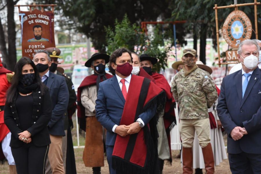 ”La pandemia nos hace hoy homenajearlo trabajando, esforzándonos por la salud de los salteños”, dijo el mandatario en el acto realizado en plaza Belgrano, donde Güemes herido  de muerte, emprendió la cabalgata a la Horqueta.