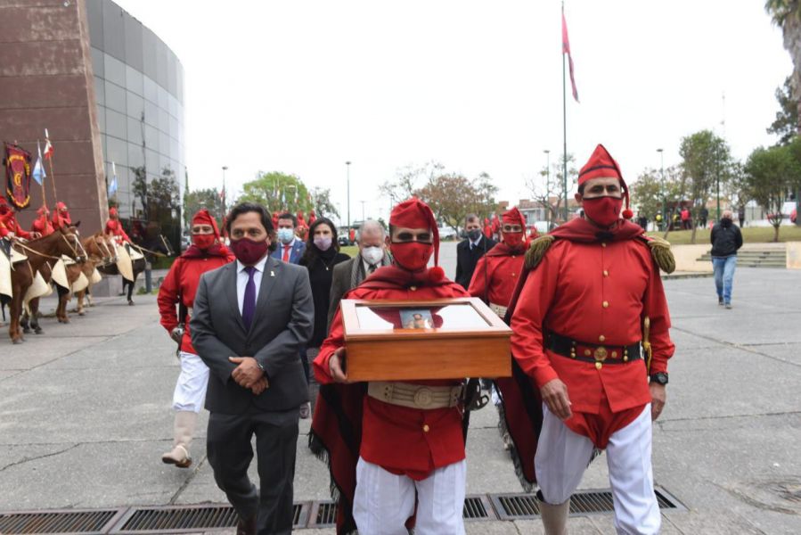 Es exhibido en el segundo bloque de Casa de Gobierno. La actividad fue programada por la Comisión Provincial de Homenaje del Bicentenario del fallecimiento del héroe gaucho, como parte de la difusión de su gesta por la independencia.