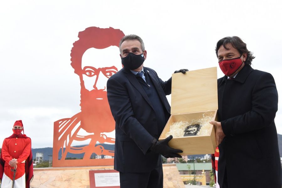 En el marco del Bicentenario del fallecimiento del General Güemes, se descubrió la obra escultórica del héroe nacional gaucho que tiene casi cinco metros de altura y cuatro de ancho y fue calada en acero naval por el astillero Tandanor para ser emplazada en el renovado espacio público de la capital salteña.