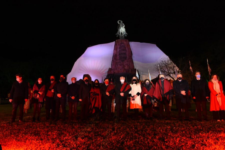 Con el marco de los infernales custodiando el Monumento, se conmemoró el Bicentenario del paso a la inmortalidad general Martín Miguel de Güemes. La tradicional vigilia recuerda viva la gesta de Güemes, único general y gobernador muerto en acción de guerra.