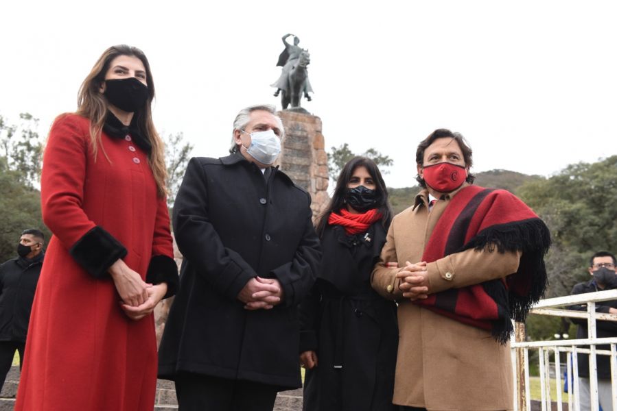 Los actos comenzaron en el Panteón de las Glorias del Norte de la Catedral Basílica y luego en el Monumento a Güemes donde se realizaron las actividades conmemorativas centrales.