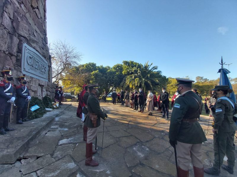 En Ciudad Autónoma, la Delegación de Casa de Salta realizó el homenaje al Bicentenario del Paso a la Inmortalidad del Héroe Nacional Martín Miguel de Güemes en el Monumento al Héroe Gaucho.