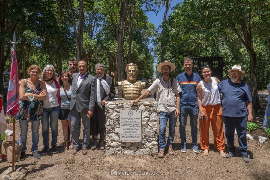 El descubrimiento se llevó a cabo en Villa Ciudad Parque ubicada en el Valle de Calamuchita. Además de instalar la escultura del prócer nacional, las autoridades locales impusieron el nombre del héroe gaucho a una arteria de la comuna. La donación es parte de las actividades encaradas para conmemorar el bicentenario del fallecimiento de Güemes.