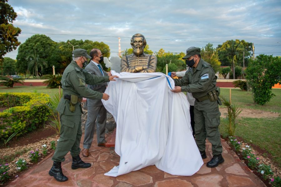 La obra escultórica, donada por la Comisión del Bicentenario, se encuentra ubicada en la Plaza de Armas del Escuadrón 8 