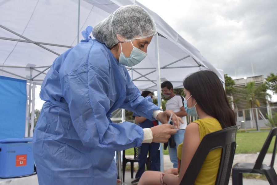 Los adolescentes que ya se hayan administrado la segunda dosis, hace más de 4 meses, están habilitados para darse el refuerzo en todos los vacunatorios de la provincia.