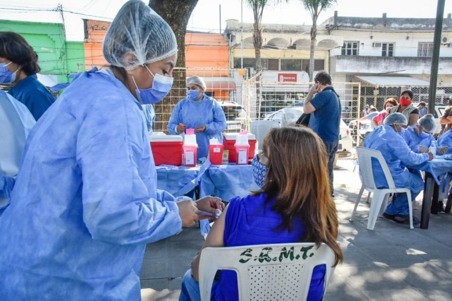 Del total de vacunas inoculadas en la Provincia, 650 corresponden a la primera y 1548 a la segunda. Además, se administraron alrededor de 3 mil dosis adicionales y de refuerzo. Se insta a quienes aún no iniciaron el esquema o no lo completaron, a recibir el biológico en cualquier vacunatorio público habilitado en la provincia.