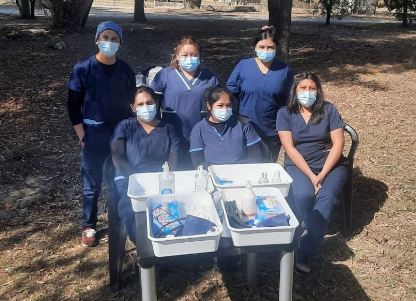 Médicos y enfermeros realizan control de parámetros vitales y curaciones planas de heridas.