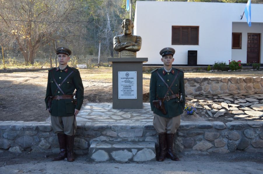 Fue en el marco del proyecto “Vida del General Martín Miguel de Güemes” de la institución educativa. La Comisión del Bicentenario realizó la donación de la escultura y material bibliográfico.