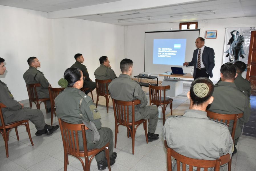 Fue a través de un módulo especial en donde los presentes aprendieron sobre la estrategia militar y de combate que Güemes desplegó durante la Guerra Gaucha, cuyo método hoy es estudiado en las academias militares de Sudamérica.