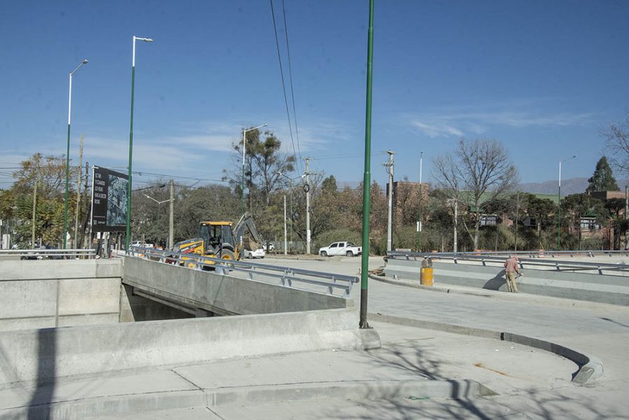 91162-maniana-se-habilita-uno-de-los-puentes-sobre-el-paso-bajo-nivel-en-la-rotonda-de-acceso-a-gran