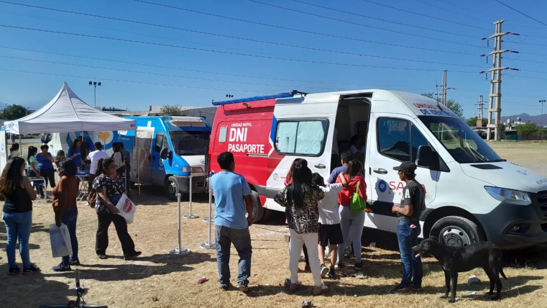 Los vecinos podrán realizar distintos trámites identificatorios de 9 a 16 horas. El móvil se encuentra sobre la avenida Nella Castro al lado de la escuela Ricardo Durand.