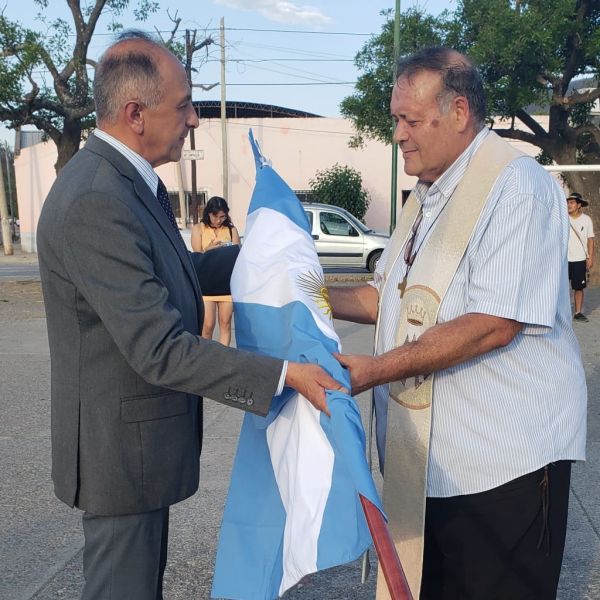 Las insignias patrias fueron entregadas para la institucionalización del nuevo Batallón en el predio deportivo de la escuela Ceferino Namuncurá de barrio El Milagro.