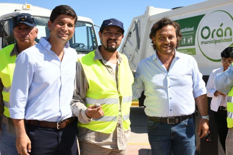 11455-el-gobernador-saenz-junto-al-intendente-lara-gross-en-la-entrega-de-los-camiones-en-oran-20240